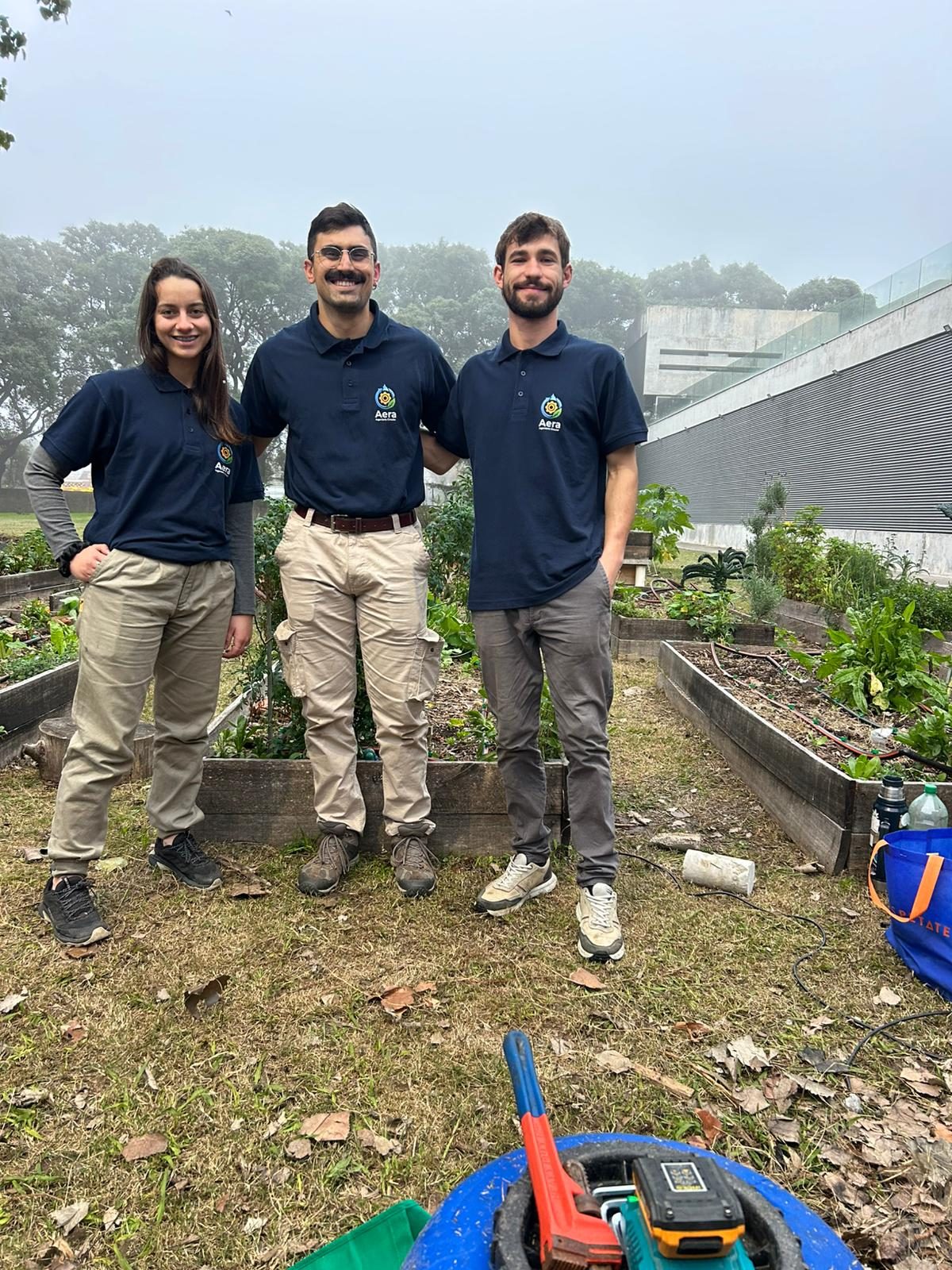 Equipo fundador de Aera Ingeniería Circular en la huerta de la Facultad de Ingeniería