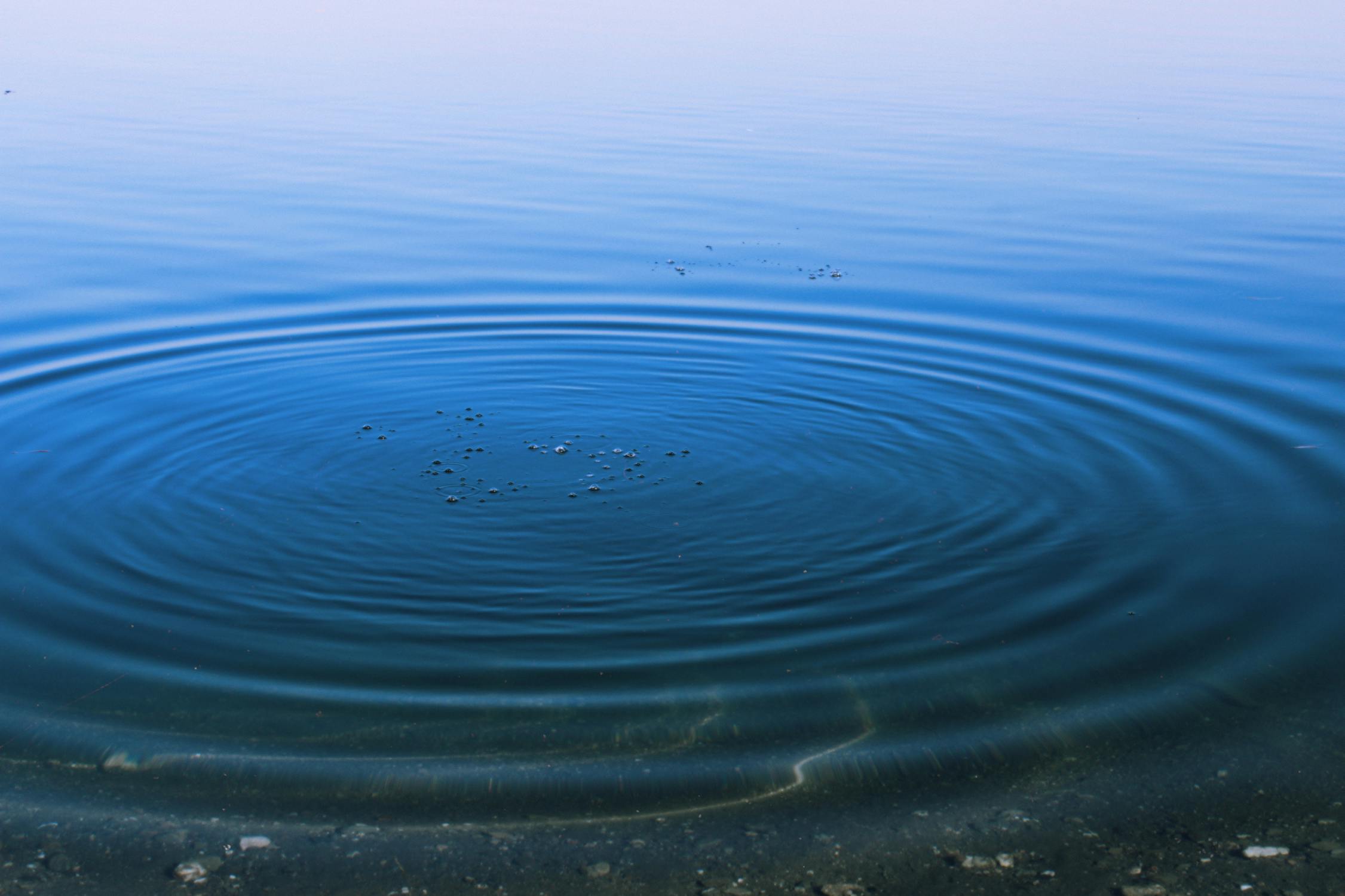 Ondas concéntricas en agua limpia: el agua recuperada vuelve a entrar al ciclo